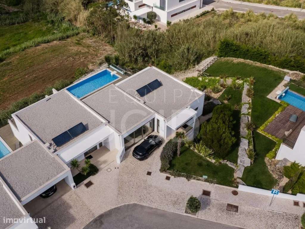 Moradia T3 de Luxo com Piscina Privativa-11
