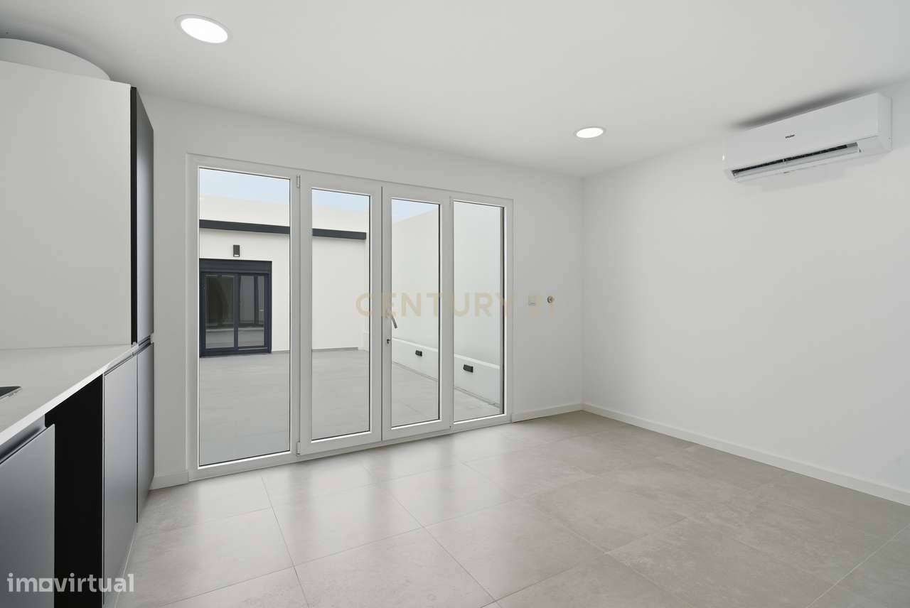 Moradia Renovada com Jardim, no Sarge-21