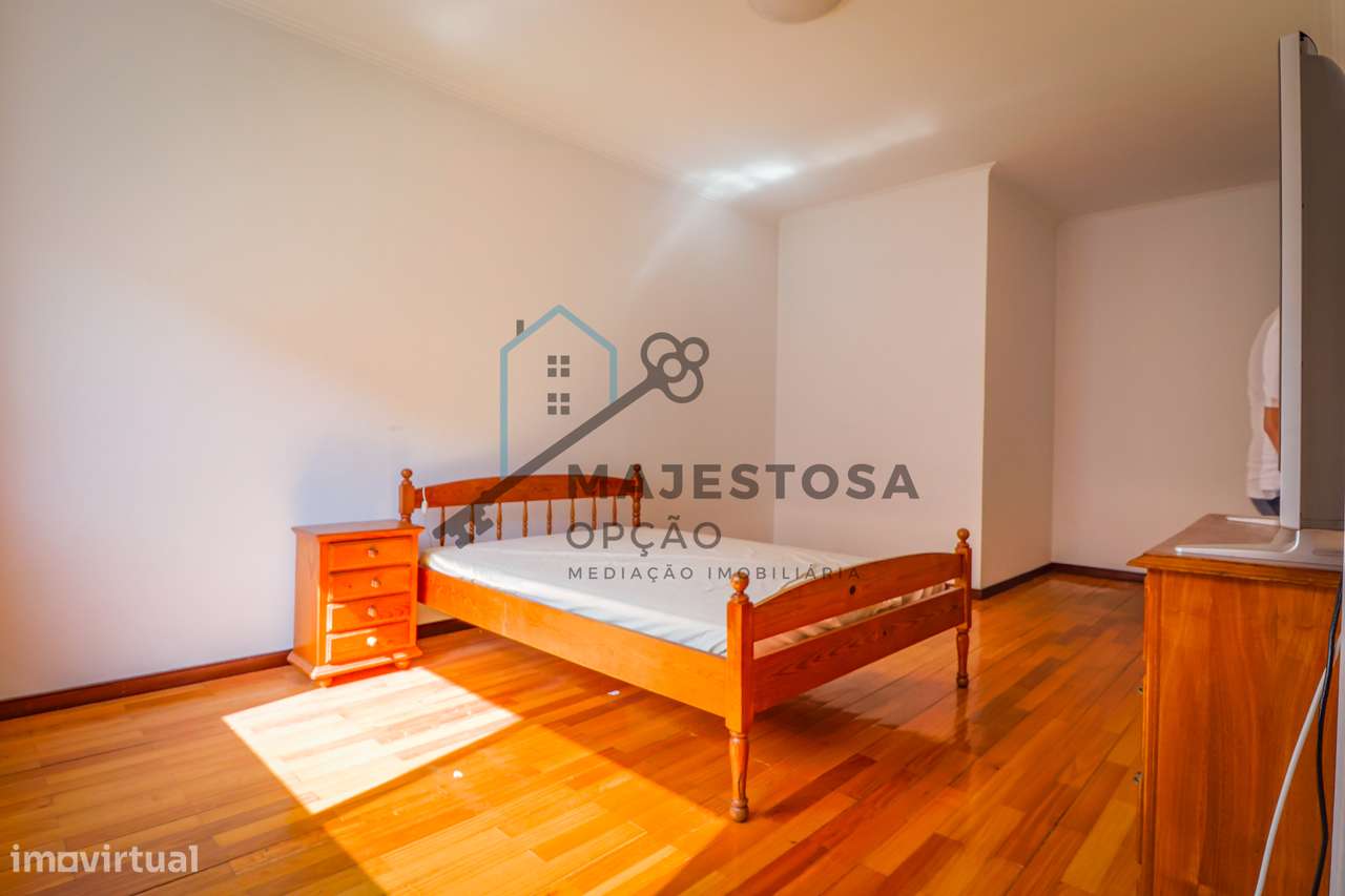 Apartamento T3 no Último Andar com Garagem — Gualtar (Braga)-12