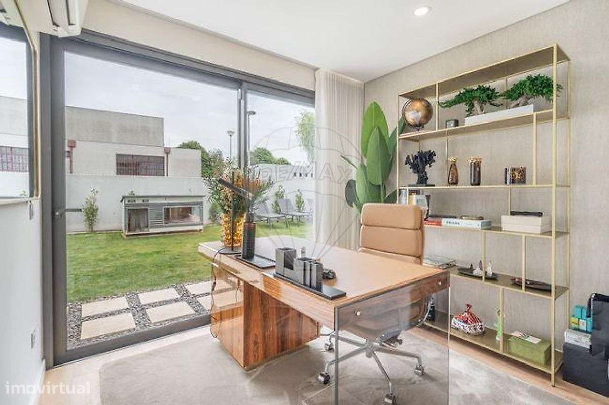 Moradia de Luxo T3+1 com Piscina Aquecida -300m da Praia em Matosinhos-12