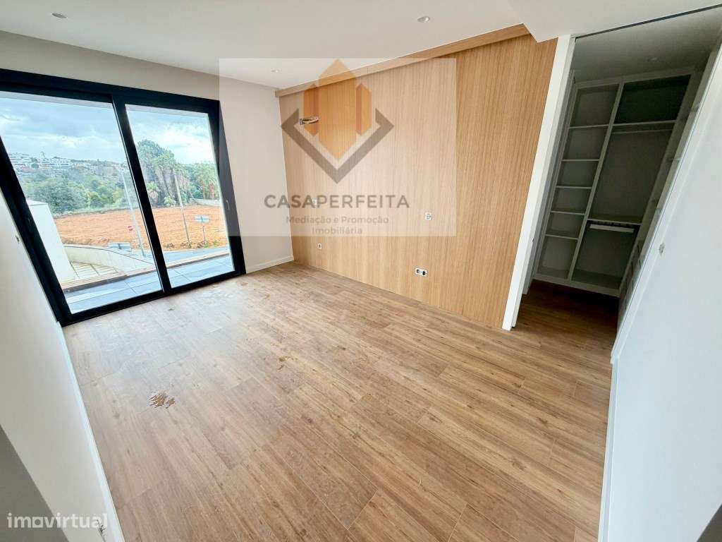 Moradia T3+1 com Terraço e Piscina - a 1000 metros da Praia da Mada...-7