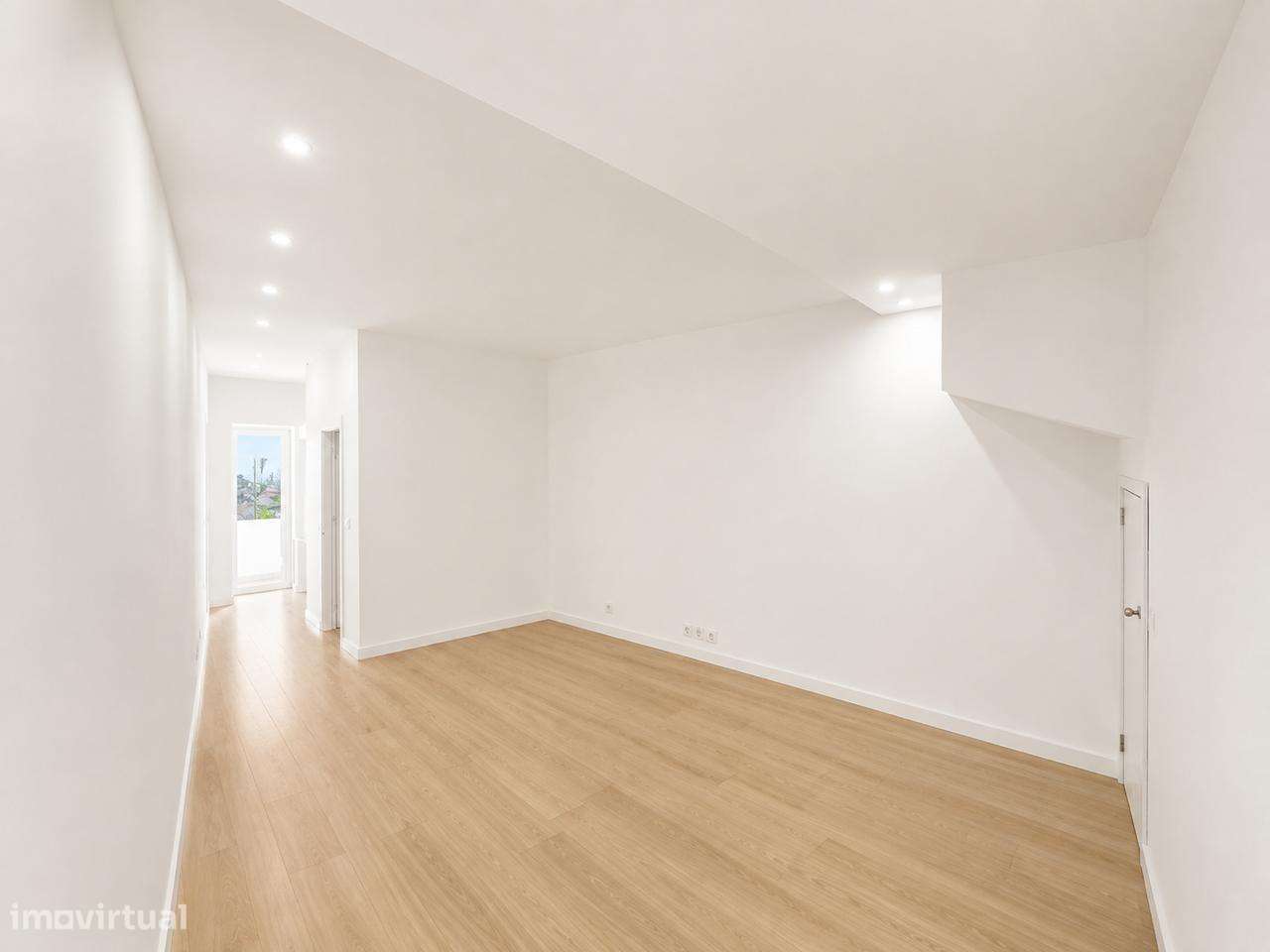 Prédio Renovado com 3 Habitações Independentes-21