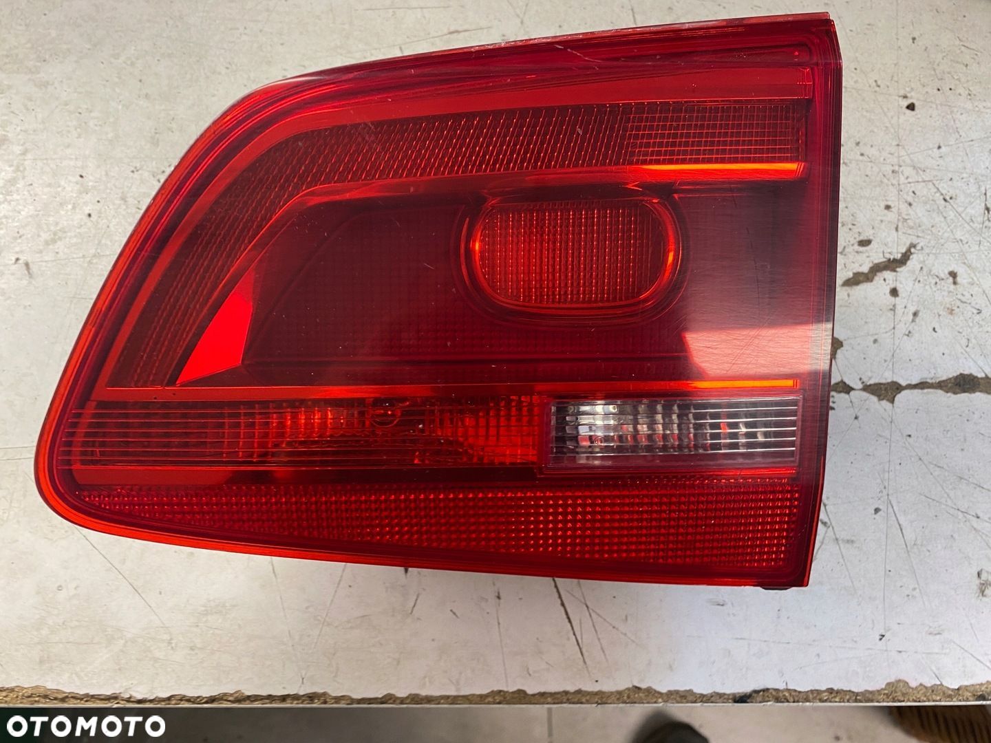 VW TOURAN LAMPA PRAWY TYŁ W KLAPĘ 1T0945094 - 1