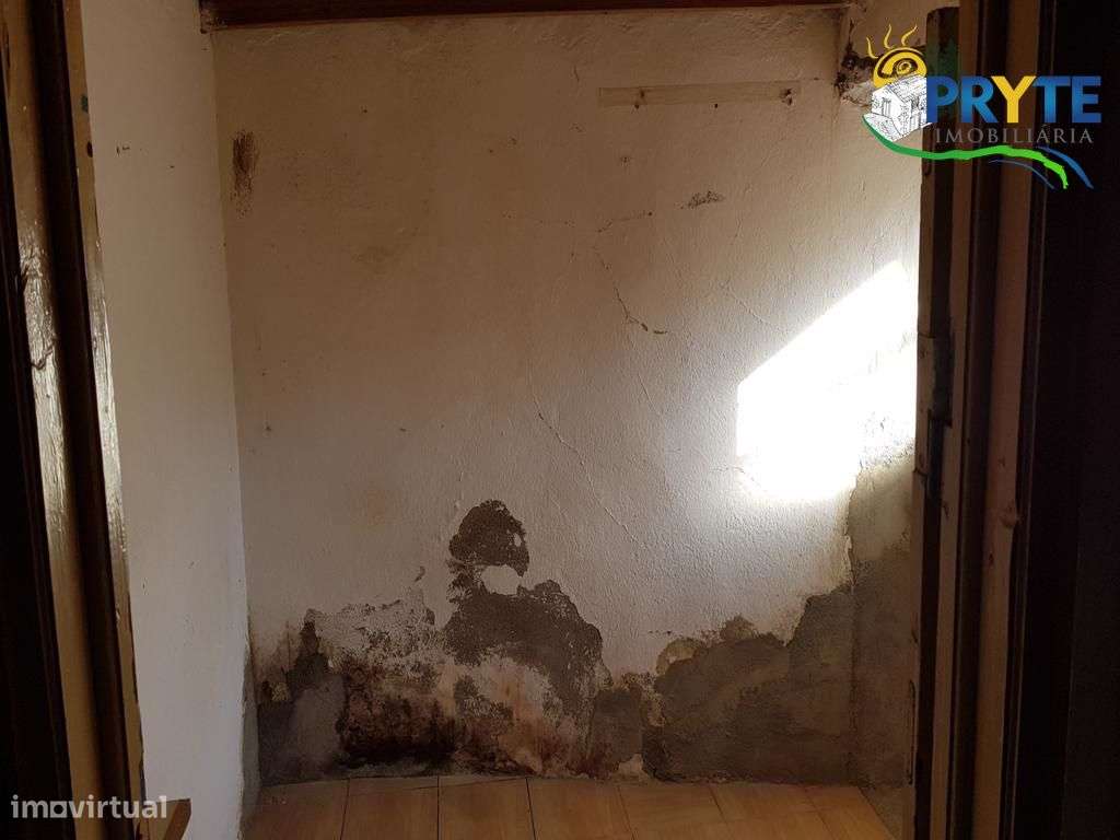 Moradia a necessitar de obras de recuperação com pequeno logradouro - Grande imagem: 4/13