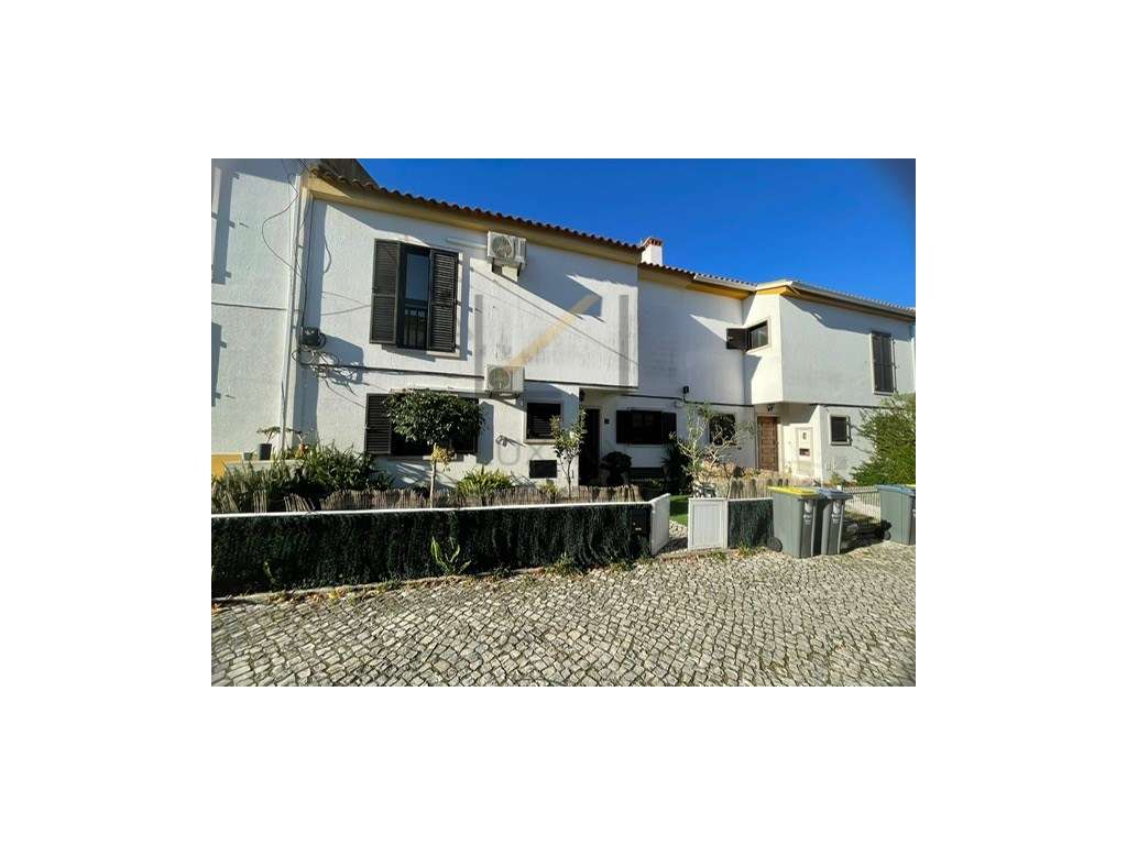 Moradia T3+1 em Vila Nogueira de Azeitão-3
