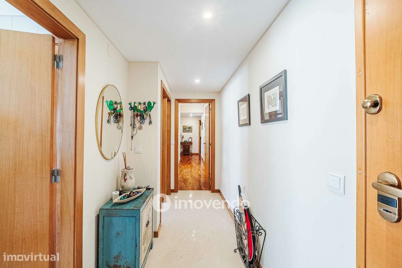 Apartamento T3, com garagem e arrecadação, na Ramada-13