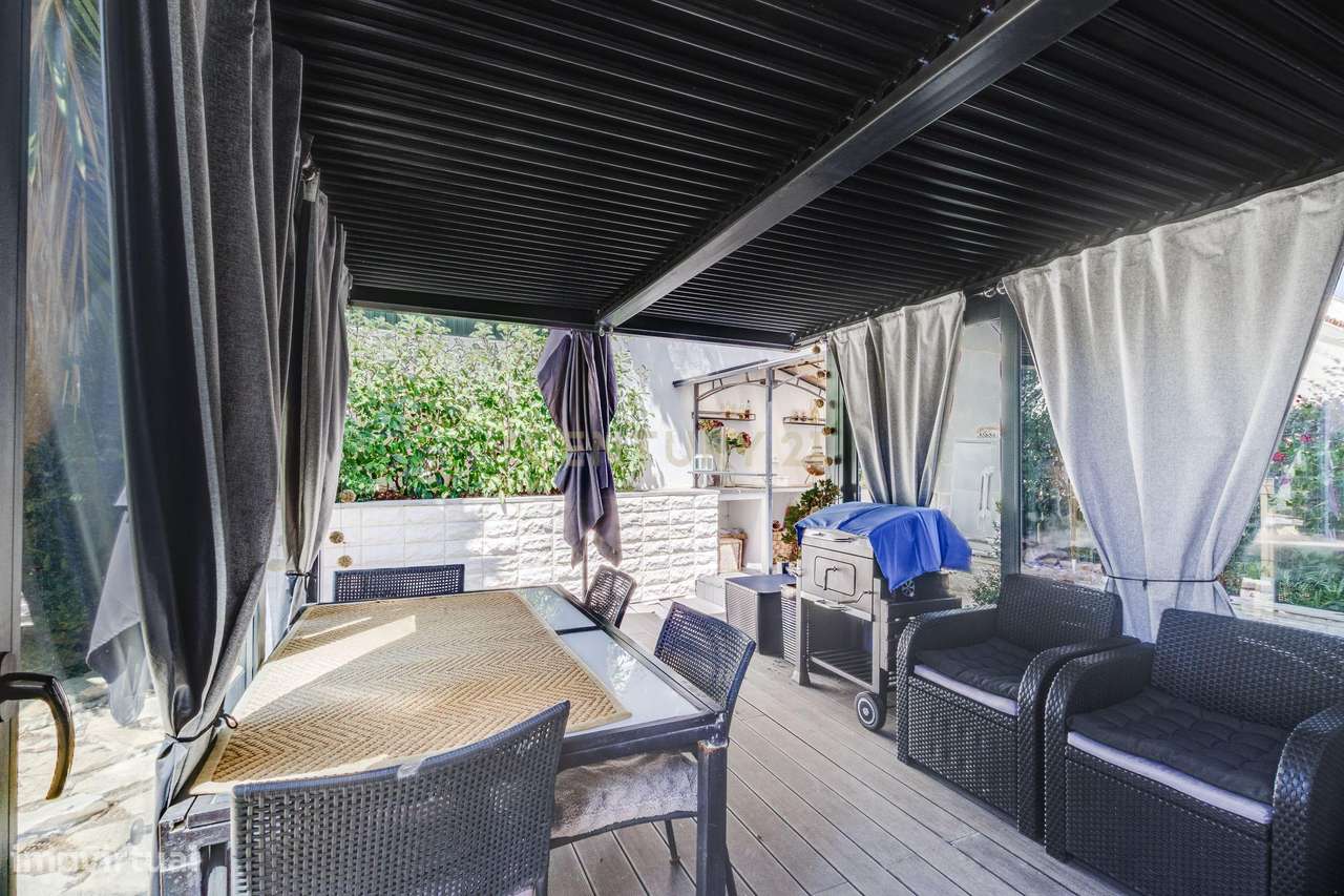 MORADIA T4 COM JARDIM E GARAGEM-4