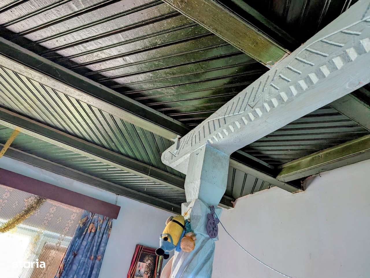 Predeal,P+1,casa din busteni,in spatele terenului curge raul Prahova-11