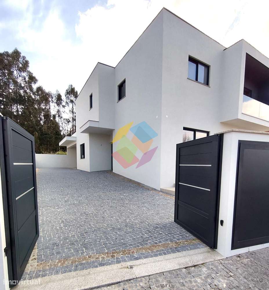 Magnífica Moradia T3 +1 em Stª. Maria da Feira-1