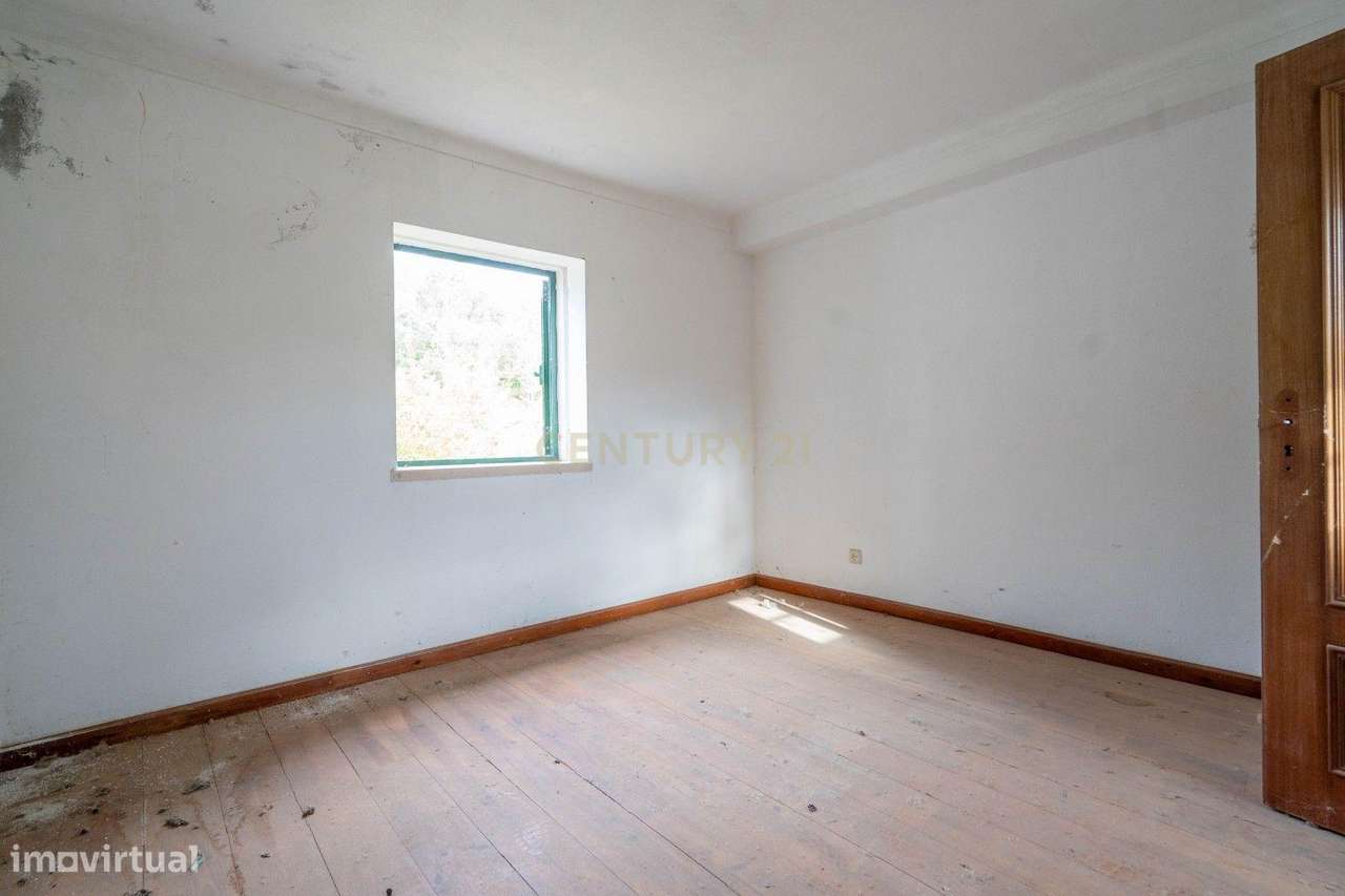 Moradia de dois pisos de tipologia T4 com terreno-23