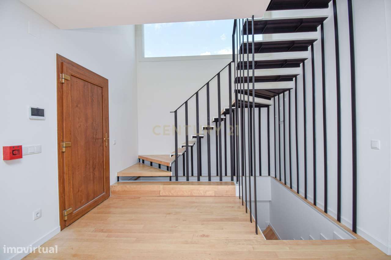 Moradia T4 de Arquitetura Moderna e Sustentável em Famões - Casal do R-12