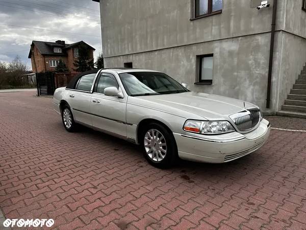 Lincoln Town Car - 2