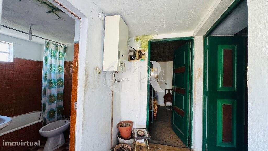 Quinta com casas de pedra para recuperar, poço e furo-9