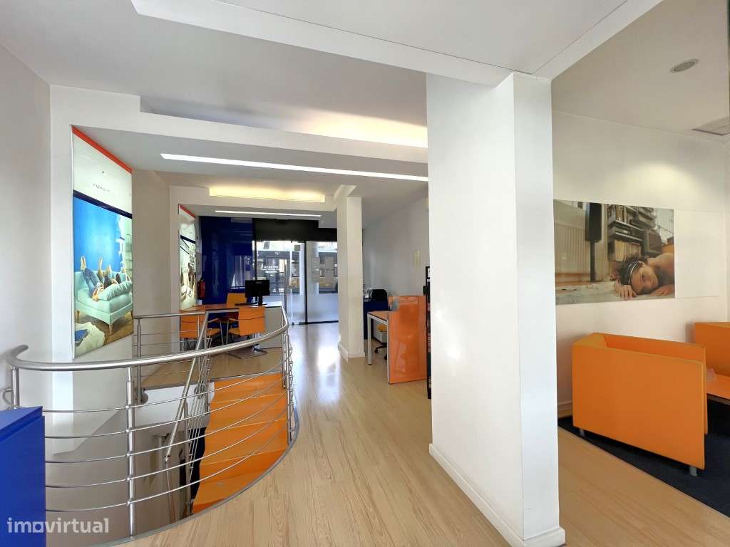 Loja em TELHEIRAS junto ao Metro para arrendamento - Grande imagem: 4/15