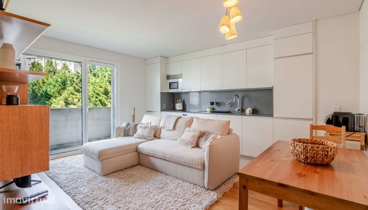 Apartamento T1 com varanda em Lordelo do Ouro no Porto-0