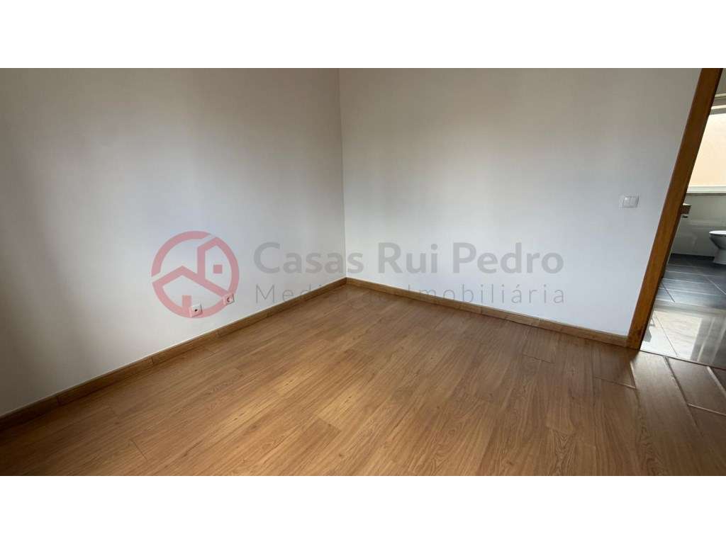 Apartamento T2 com logradouro e churrasqueira na Cova da Piedade, A...-18