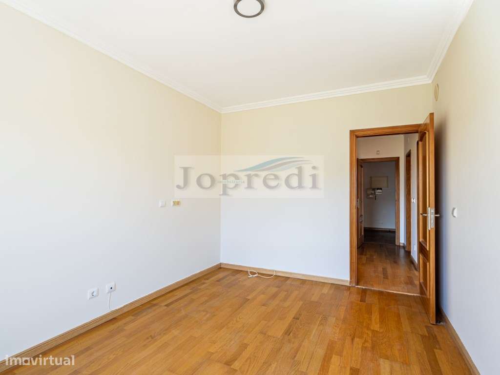 Apartamento T3 com 2 garagens em Box e 1 arrecadação-24