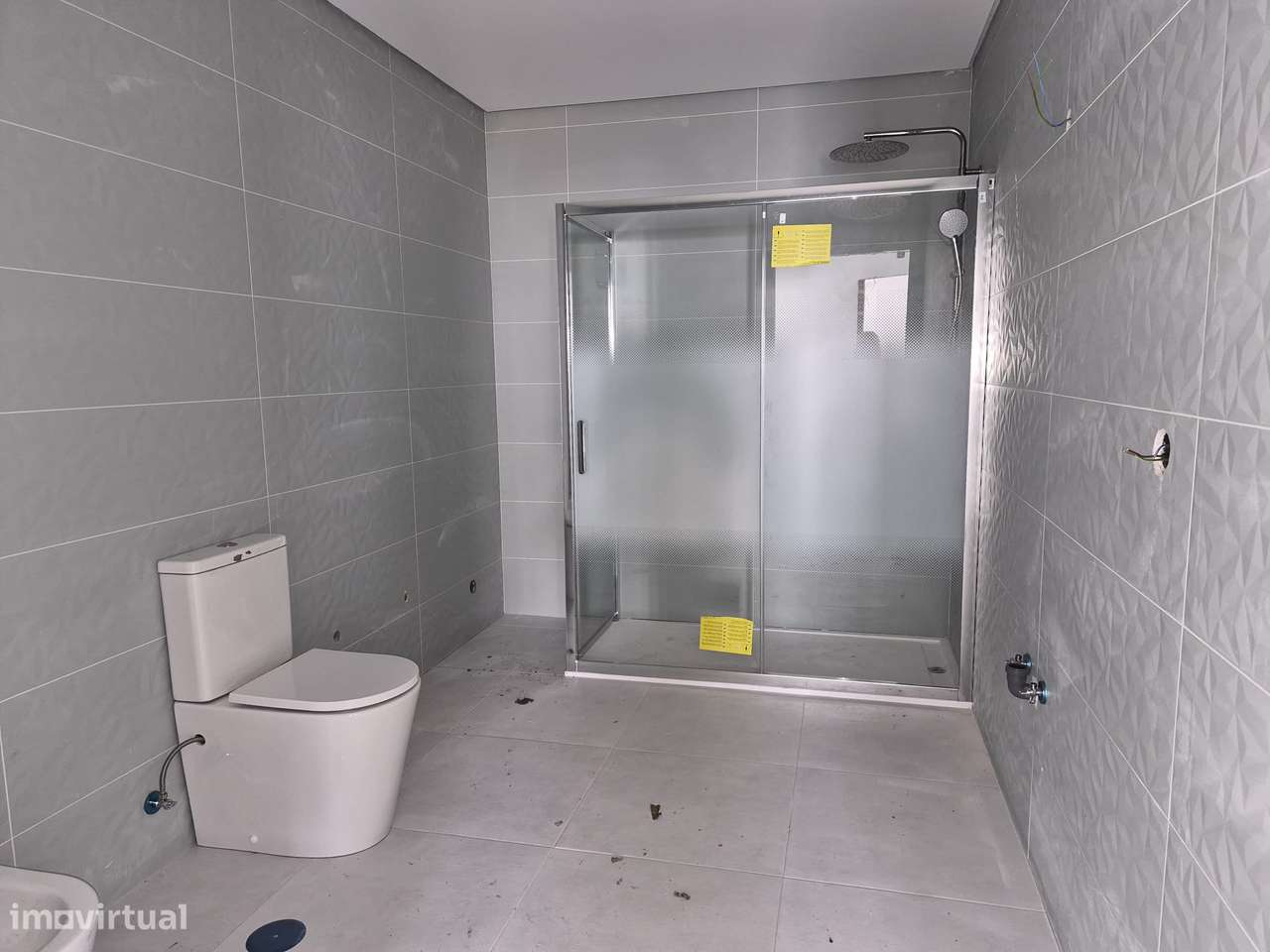 Moradia T3, térrea, geminada com garagem e jardim. Fração "B"-12