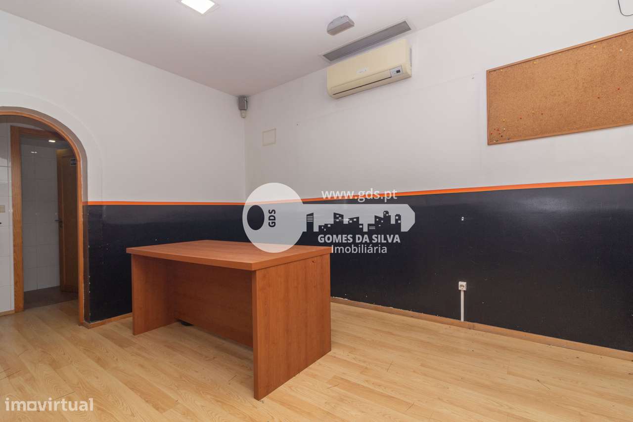 Moradia T3+1 com Espaços Comerciais – Ideal para Viver e Investir-50