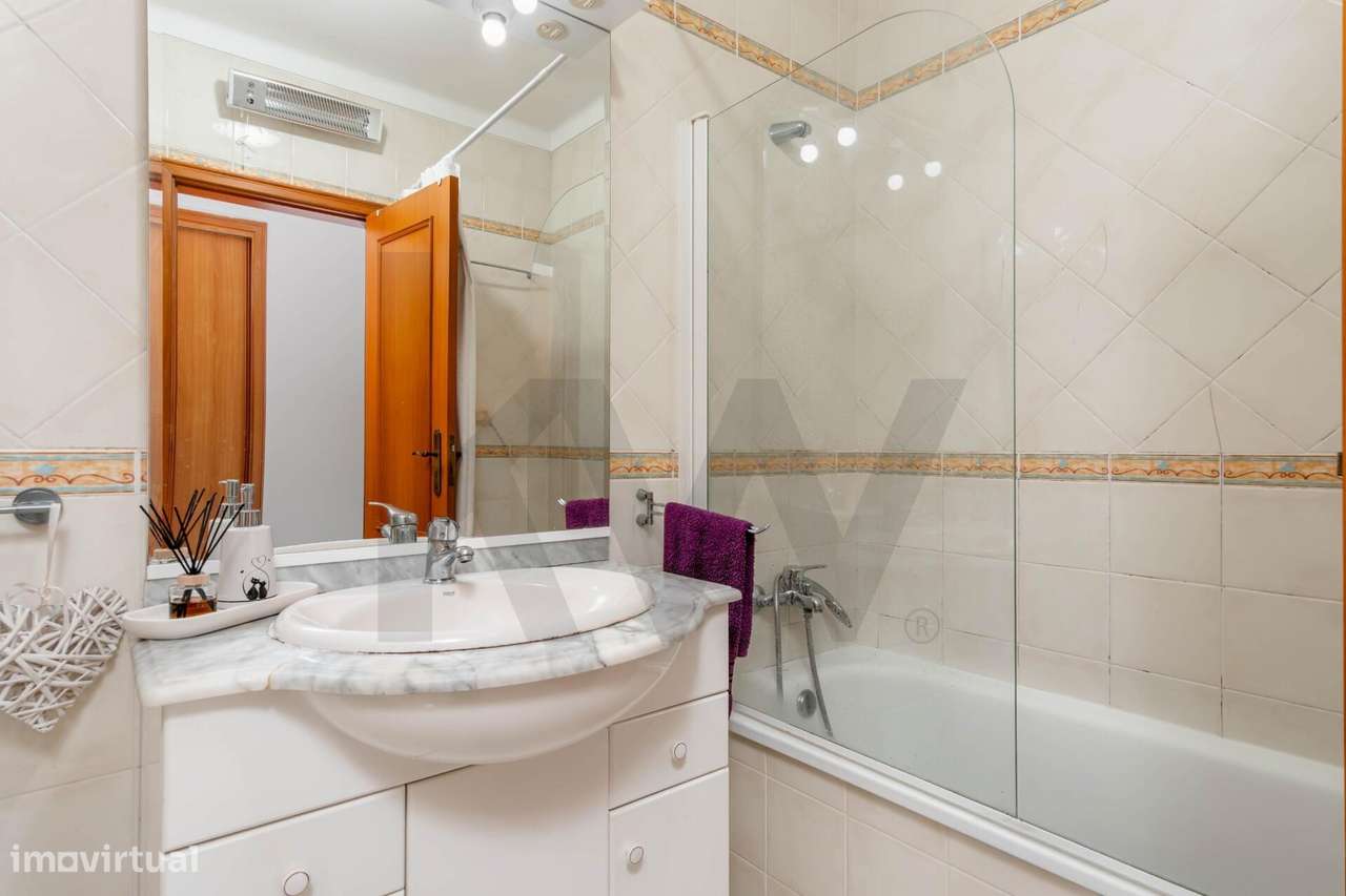 Apartamento T3, com Suíte, Arrecadação e Lugar de Garagem - Palhais, B-38