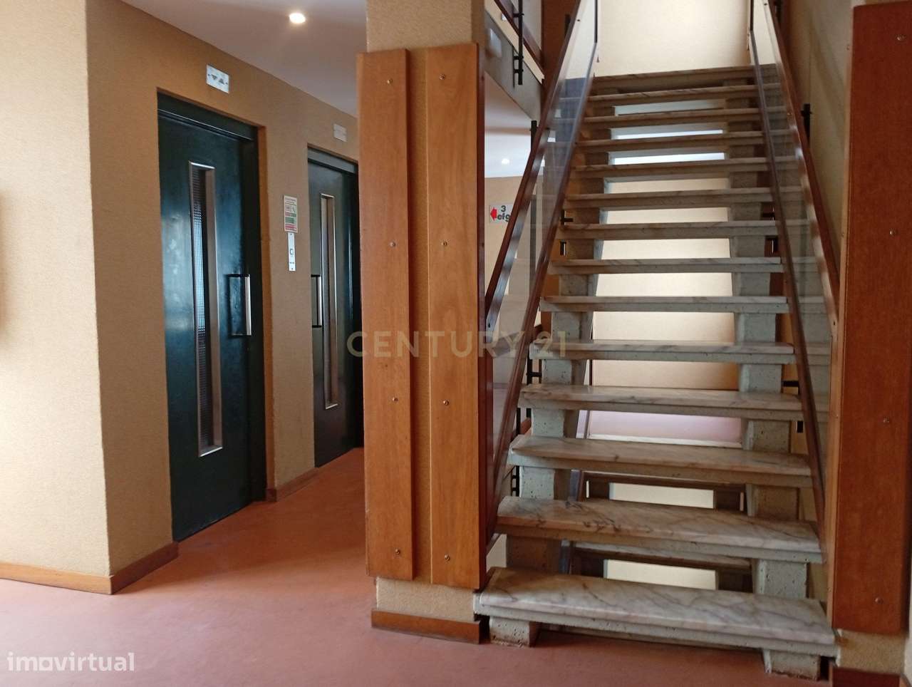 Apartamento T2 completamente remodelado na prestigiada e tranquila zon-19