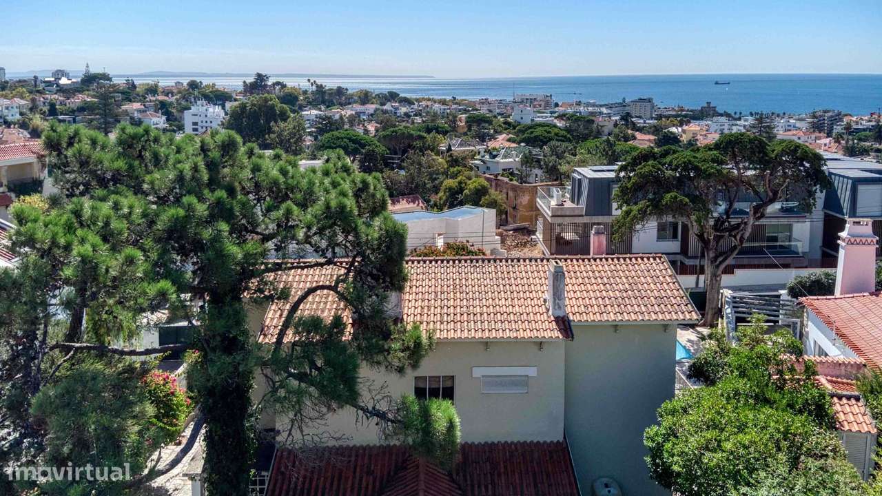 Moradia para recuperar no centro do Estoril, com piscina e vista mar - Grande imagem: 2/49