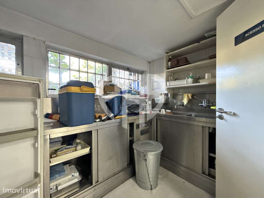 Edifício Comercial 2 Pisos // Rua do Padrão - Pedroso-34