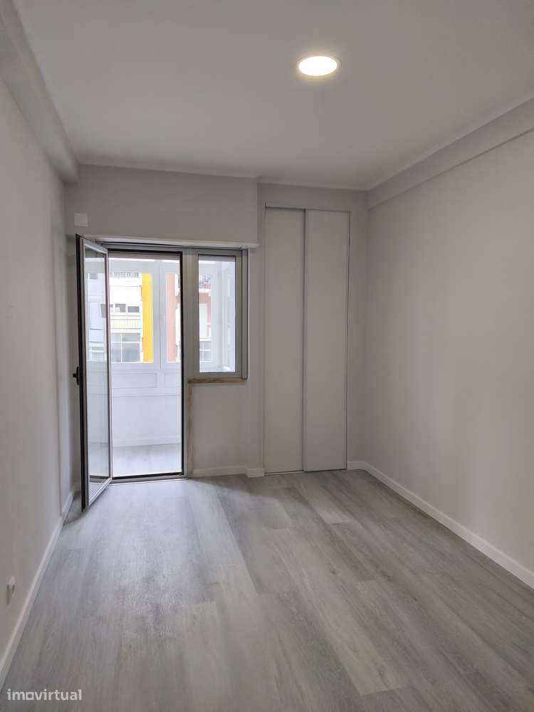 T2 Oeiras, Totalmente Remodelado, Bem Localizado, Com Arrecadação.-19