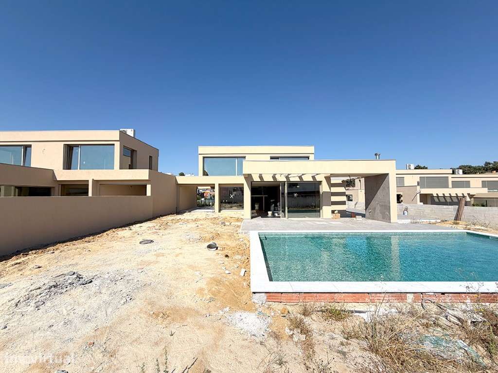 Exclusiva Moradia Isolada T4 com 3 Suítes, Piscina Privada e Garage...-21