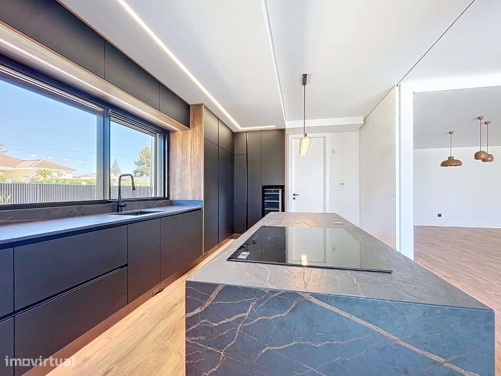 Moradia T5 na Aroeira - Charneca da Caparica.-4