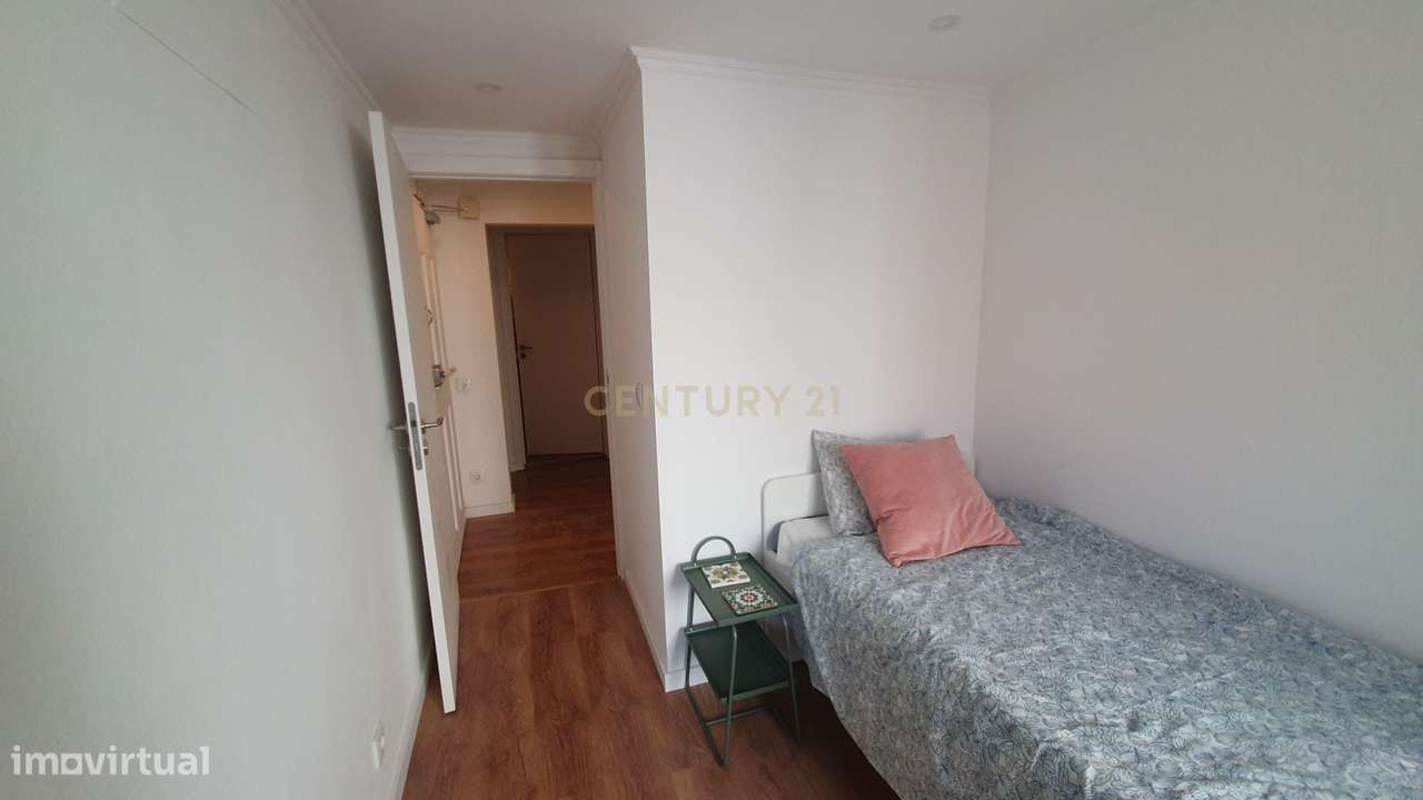 Prédio no Bairro Alto Remodelado com 3 Apartamentos e Loja, um Sonho p-18