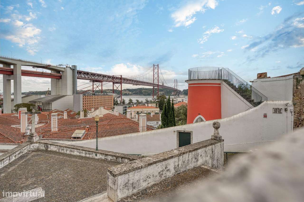 Apartamento T2 Renovado no Último Andar em Alcântara-26