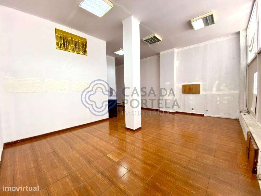 Loja próxima de transportes, comércios e condomínios residenciais com - Grande imagem: 3/14