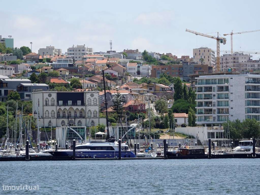 Apartamento T4 com 2 lugares de parqueamento e arrecadação.-39