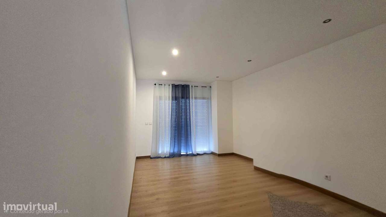 Moradia T4 isolada com jardim e garagem-22
