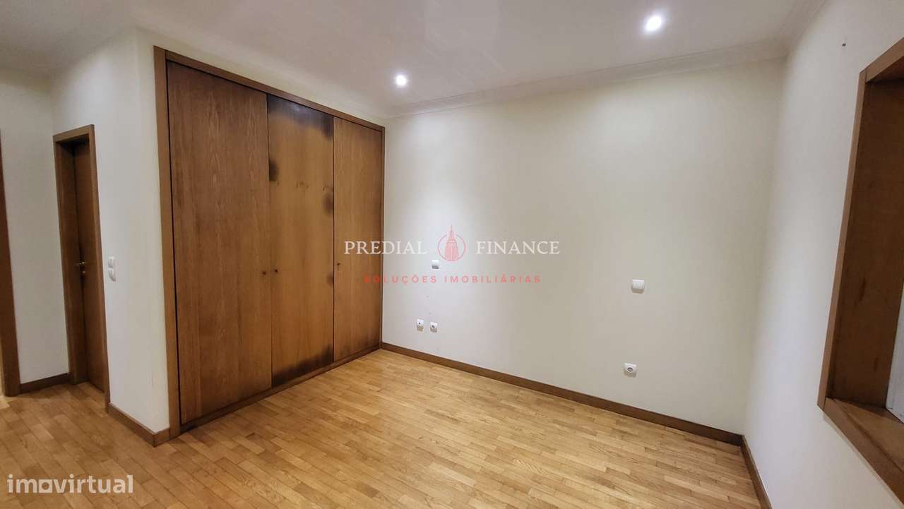 Moradia T4 com Jardim, Terraço, Garagem Dupla e Área de Barbecue — Exc-18