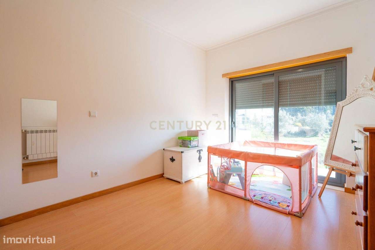 Moradia térrea T3+1 com linhas modernas,varandas,churrasco,jardim,gara-37