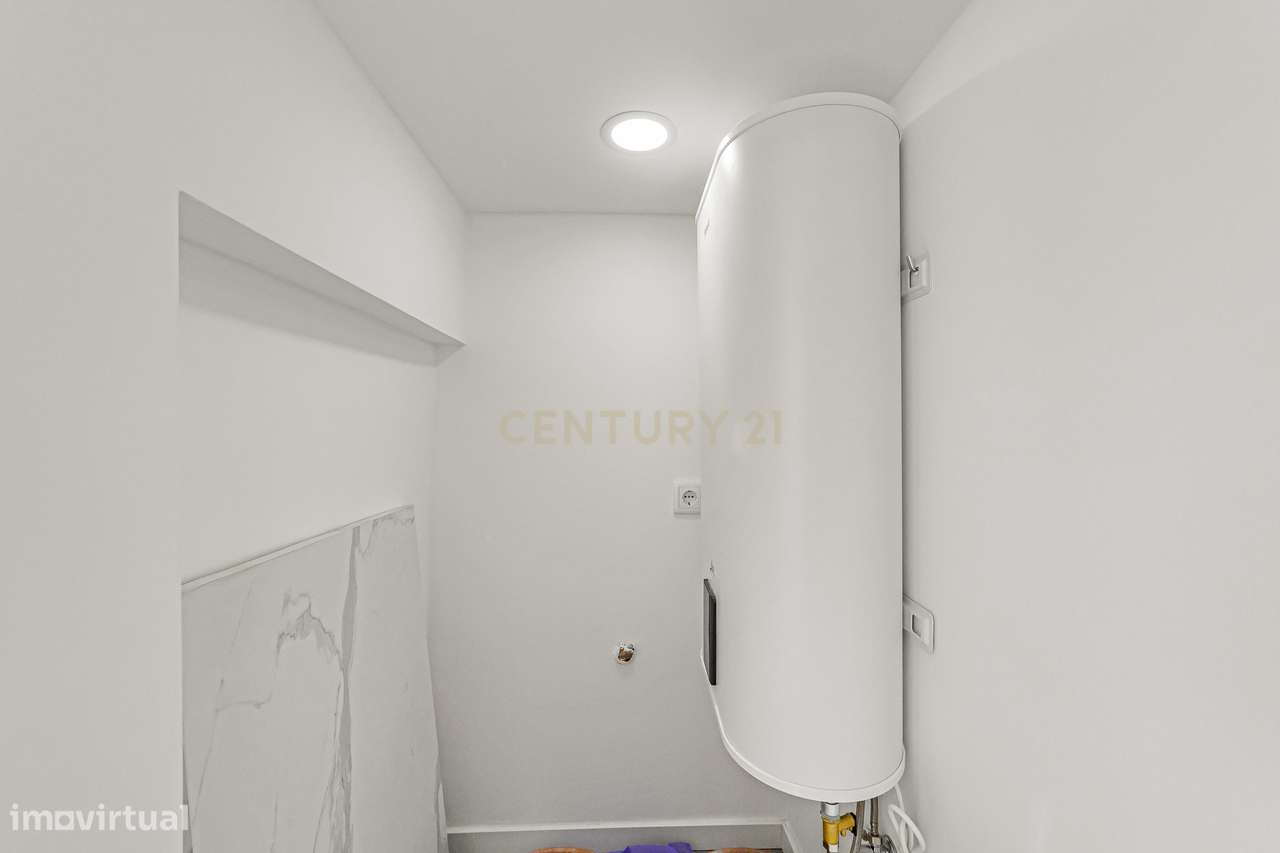 Prédio Totalmente Renovado com 2 apartamentos T1 e espaço exterior no-11