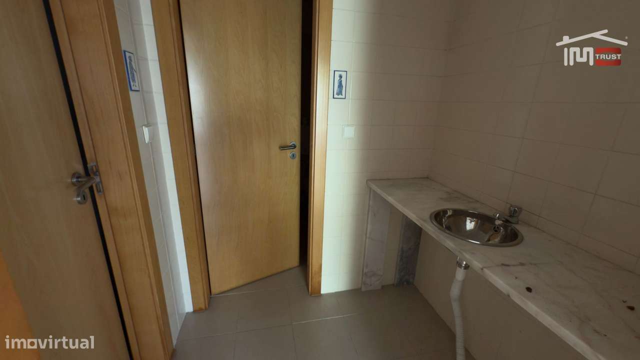 Loja 160m2 Camarate - Espaço Disponível a todas as Actividades Come...-14