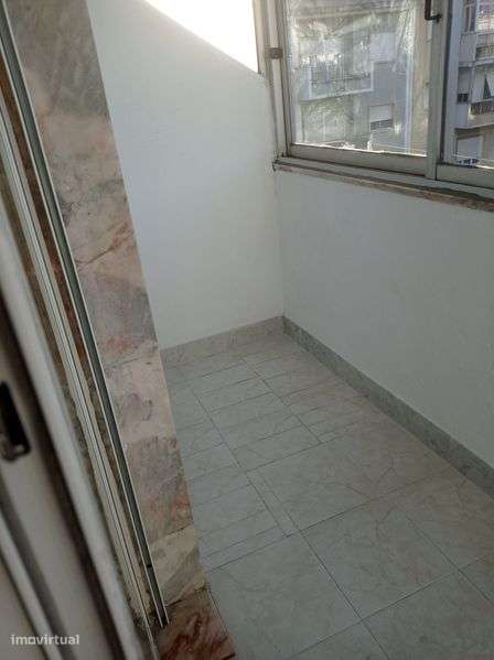 Aluga-se T1 remodelado - Olival Basto - Grande imagem: 4/8