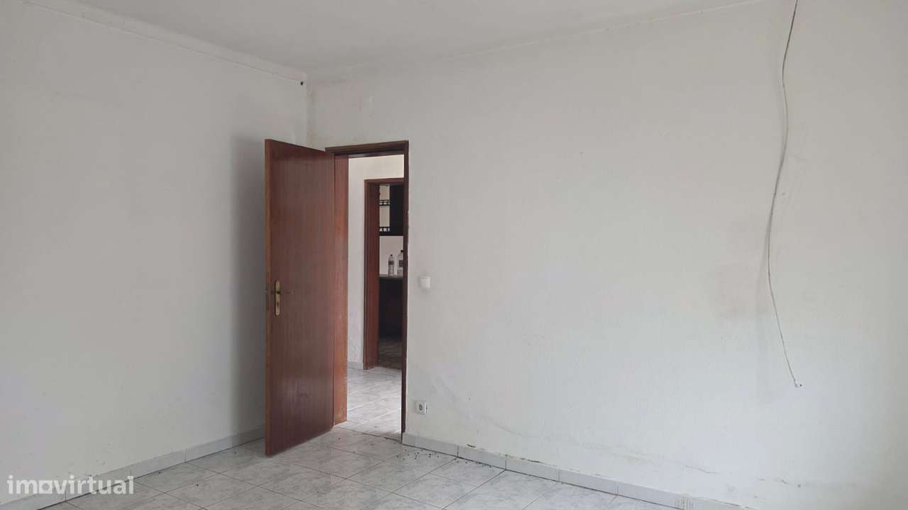 Moradia térrea T4, habitável, sem licença - M. Grande-12