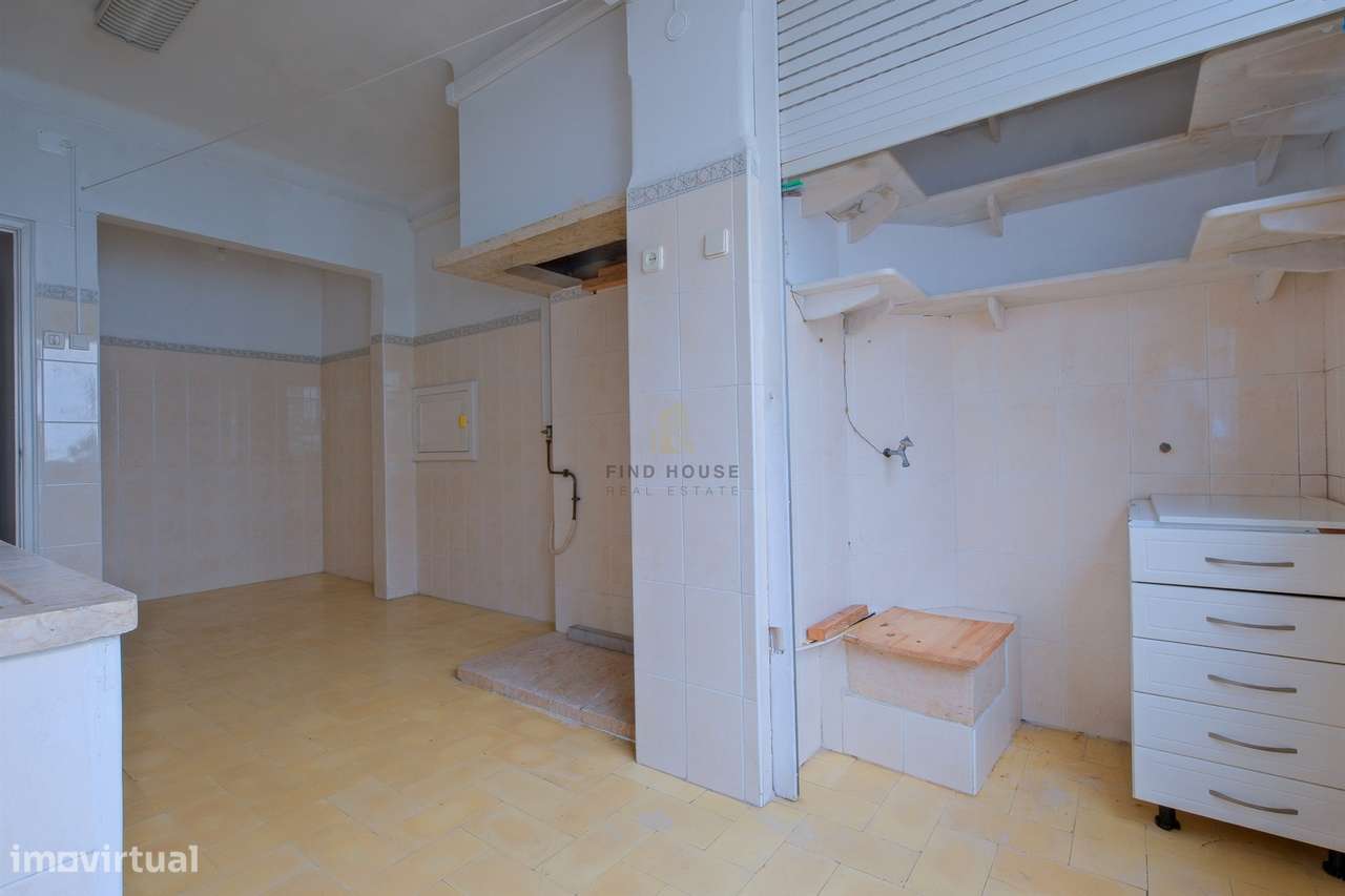 Apartamento T2 para remodelar no centro de Paço de Arcos-17