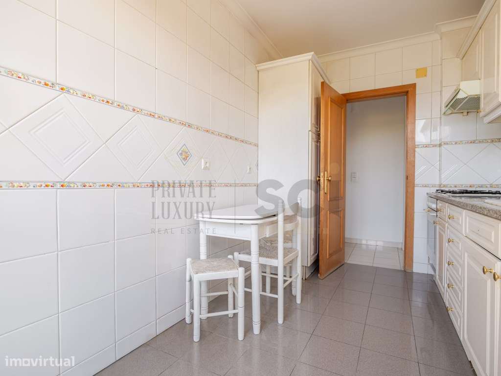 Apartamento T3 Parque da Paz Almada Arrecadação e Varandas-4