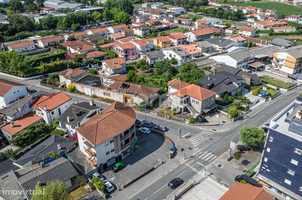 Moradia T5 4 frentes no Centro da Trofa-9