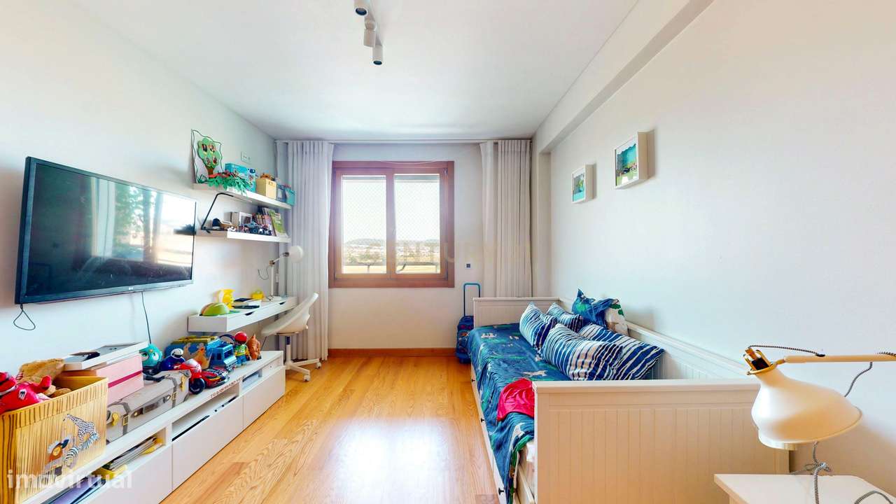 Apartamento T4 no Infantado de excelência, conforto e vista sobre a le-32