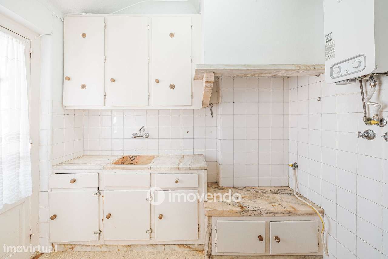 Apartamento T2 com duas varandas, na Graça, em Lisboa-18
