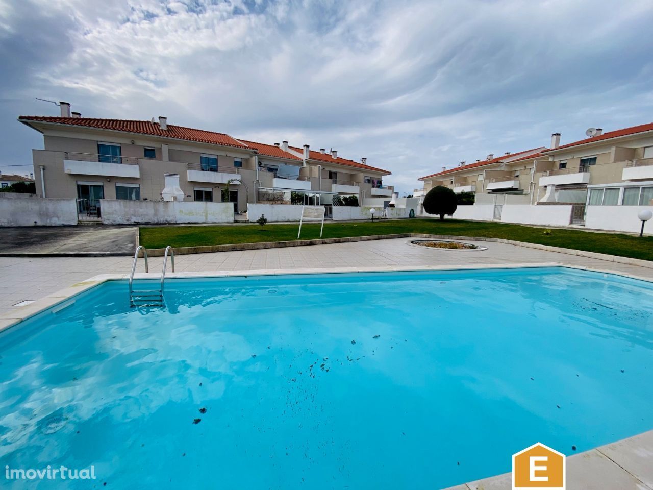 Moradia T4 com quintal, garagem e piscina comum - Foz do Arelho