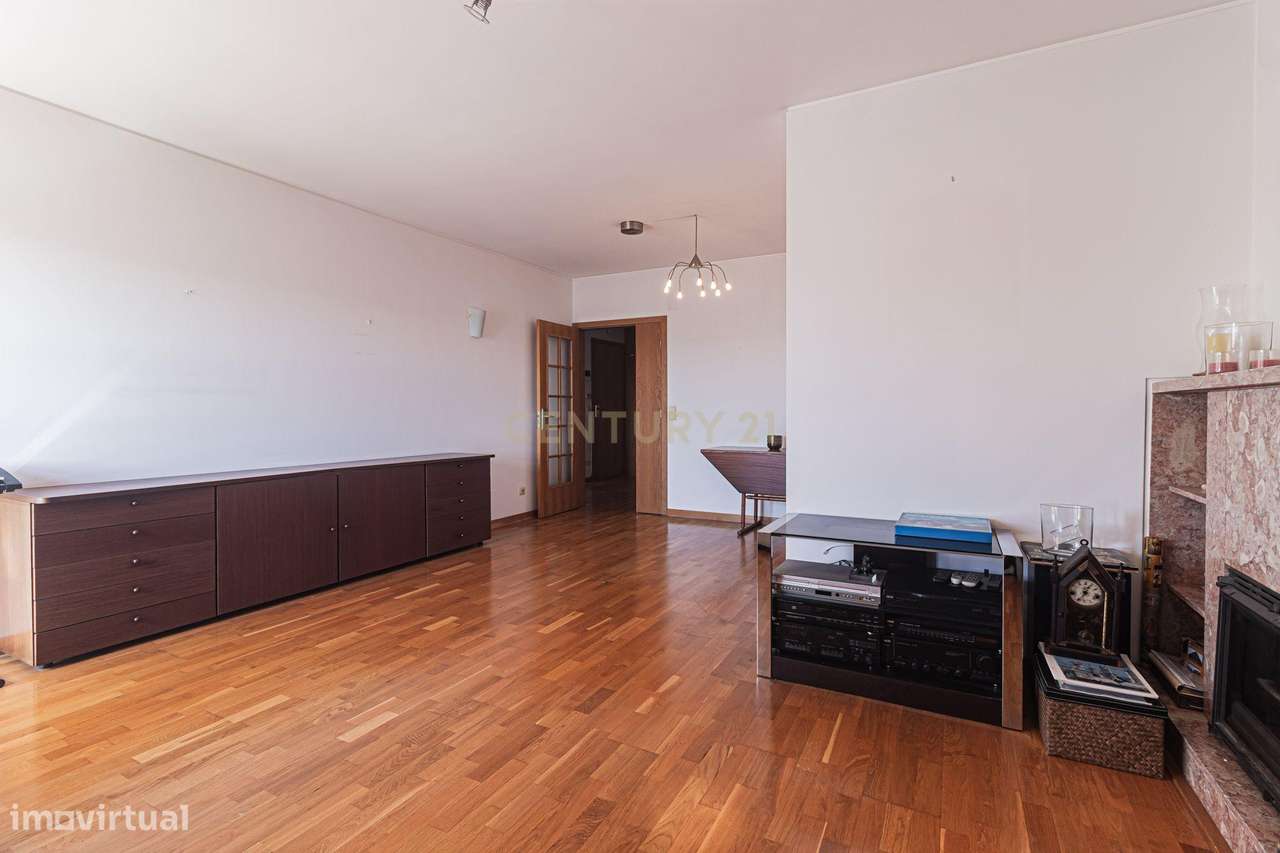 O Refúgio Perfeito em Telheiras – Luz, Conforto e Vista Desafogada-11