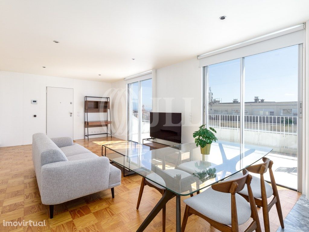 Apartamento T2 penthouse com terraço, na baixa do Porto