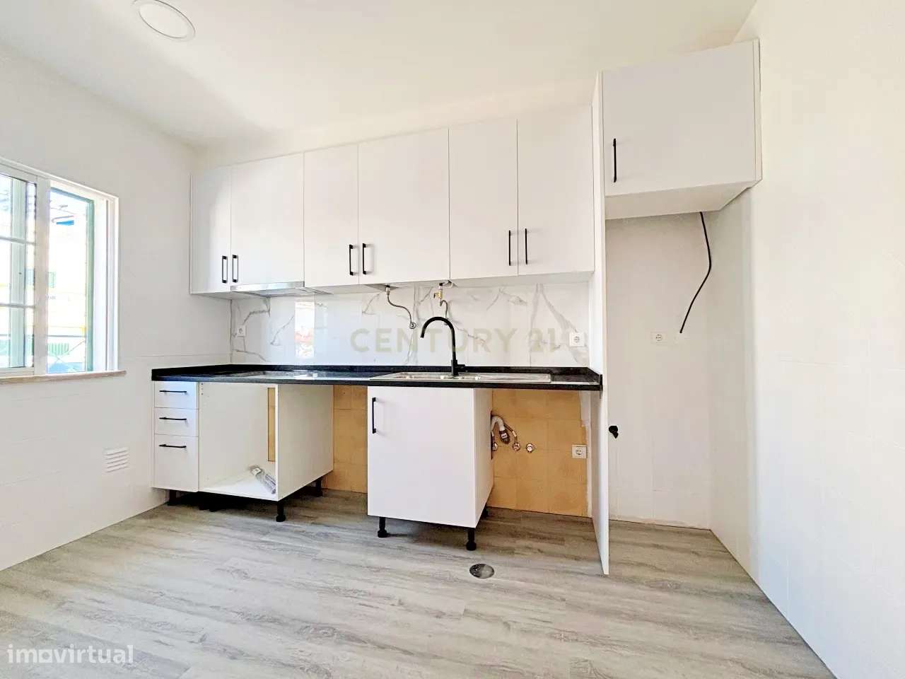 Moradia T2+1 em banda, situada na Urbanização do Mato Santo Espírito, - Grande imagem: 4/19